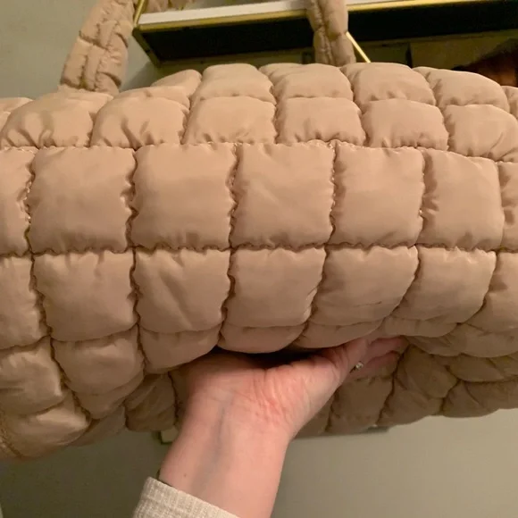 💗 FREE PEOPLE Quilted Carryall in Off White - Picture 10 of 10